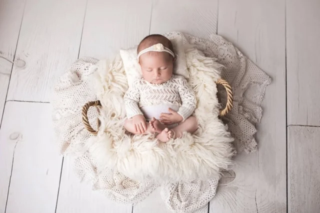 🌸Collection HERA🌸_Naissance 
.
Petite poupée paisible 🩷 Une belle séance avec ce petit etre de quelques jours. 
.
🦩Vous souhaitez réserver votre shooting photo ?
.
➡️ Contactez-moi par mail 📬 coralie-41000@hotmail.fr Ou via le site web rubrique 'contact' 🌐https://coraliemader.fr 
.
Tenue by @lovelyboutiquephotoprops 
.
#photonaturelle#photonaissance#shootingbébé#shootingnaissance#babylove#photographetours#photographiematernité#photographeblois#photographeregioncentre#shootoftheday#newbornphotography#newborn#